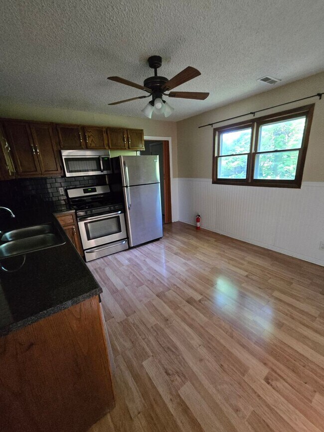 Building Photo - Great location 3 bed 1 bath with appliances!