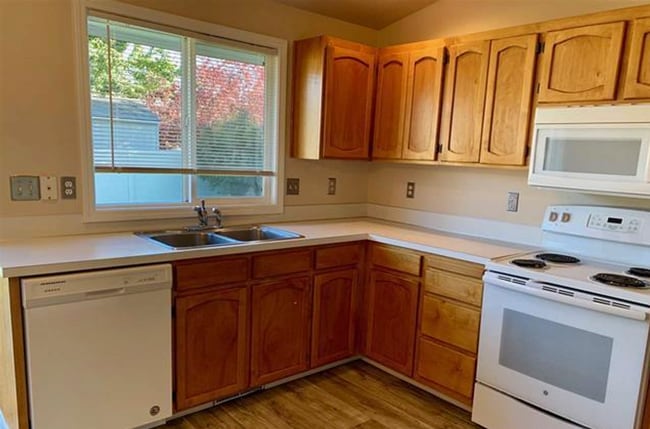 Building Photo - Great Single Family Home In Quiet Neighbor...