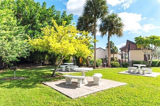 Building Photo - 2732 Hidden Lake Blvd