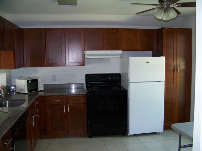 Building Photo - 300 Spruce St