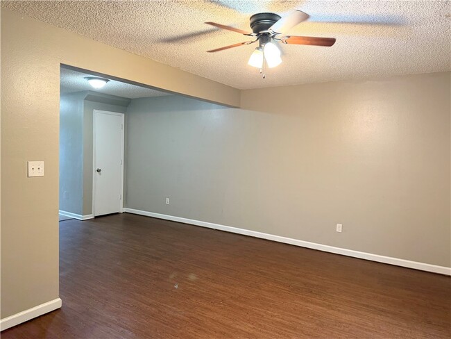 Building Photo - 207 White Oak Dr NE