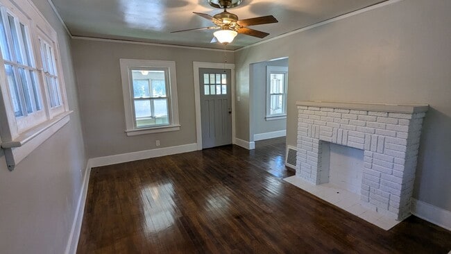 Building Photo - Newly renovated gem located in Akron