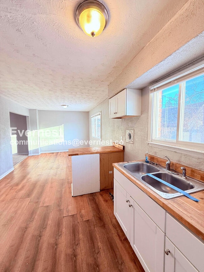 Building Photo - 4 Bed/1 Bath Home with Off-Street Parking / Pet-Friendly / Vouchers Accepted / Available Now!