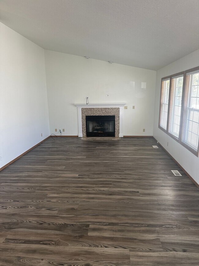 Building Photo - Tranquil & delightful 3-bedroom, 2-bathroo...