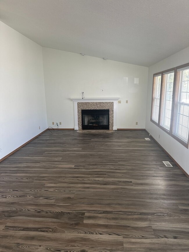 Building Photo - Tranquil & delightful 3-bedroom, 2-bathroom home that offers both comfort and convenience with it...