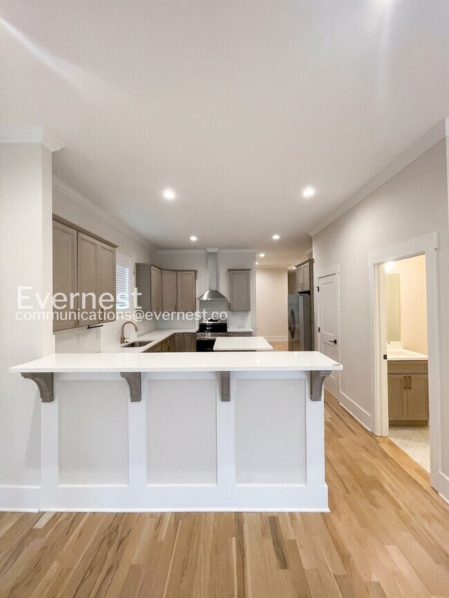 Building Photo - 4 Bed/2.5 Bath Town Home with Garage / Pet-Friendly / Available Now!