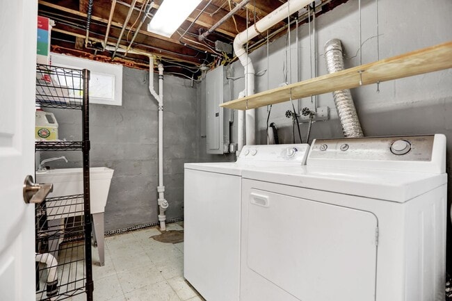 Building Photo - Charming & Upgraded 3BR Home in Arbutus wi...