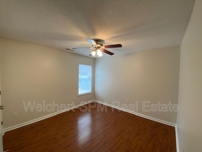 Building Photo - 325 Mossy Springs Dr