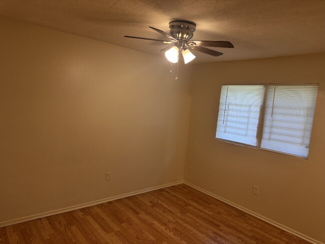 Building Photo - 106 E Woodcrest Dr