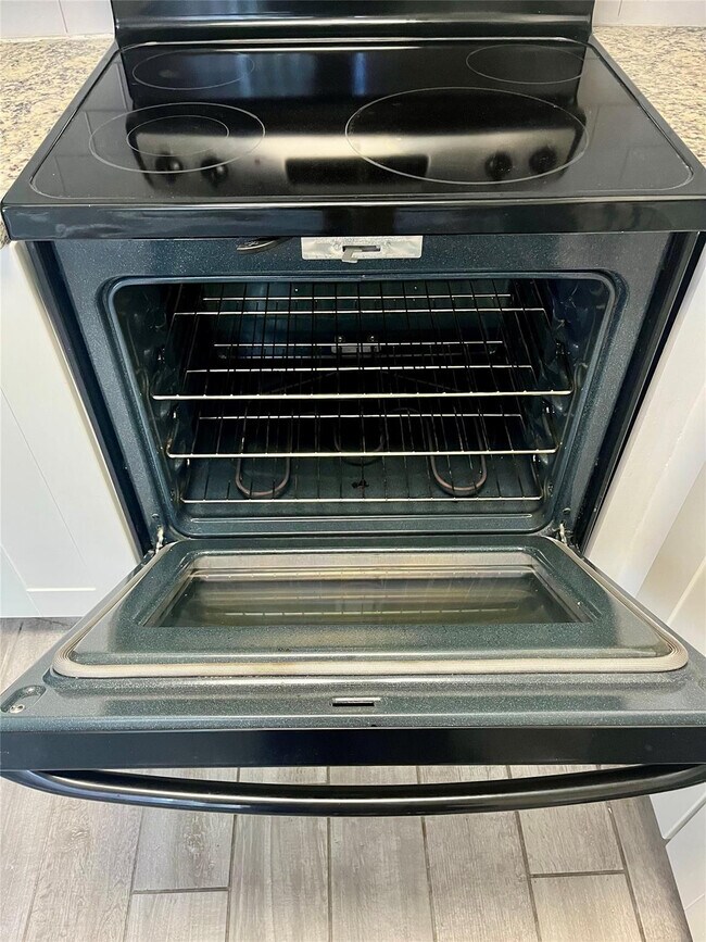 Building Photo - 144 Mansfield D