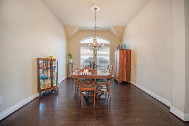 Building Photo - 10006 Montecola Pine