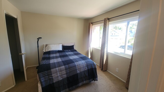 Building Photo - Amazing 2 story 4 bedroom home in Simi Val...