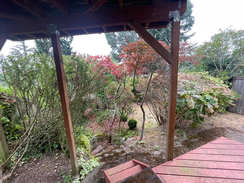 Fenced-in yard - 2811 30th Ave W