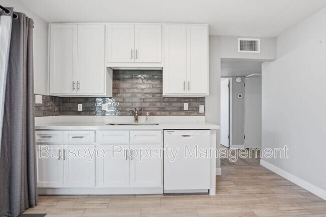 Building Photo - 1102 N 28th Pl