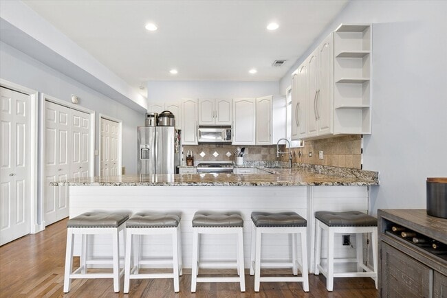 Building Photo - 323 W Schiller St