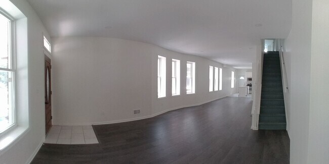 Building Photo - 4 Bedroom 3.5 Bath Home