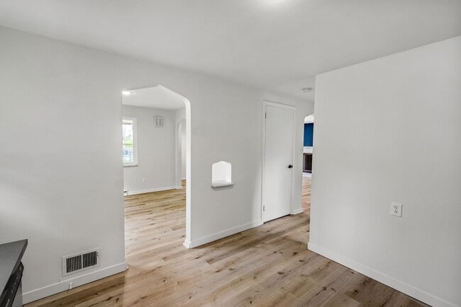 Building Photo - AVAILABLE AUGUST 1ST!! DON'T MISS THIS 3 B...