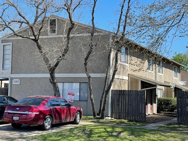 Building Photo - College Station -- 2/1.5 Townhome-Style Fourplex on TAMU Shuttle Route!
