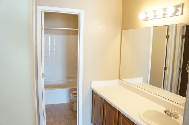 Building Photo - WONDERFUL 2 BEDROOM TOWNHOUSE IN GATED COM...