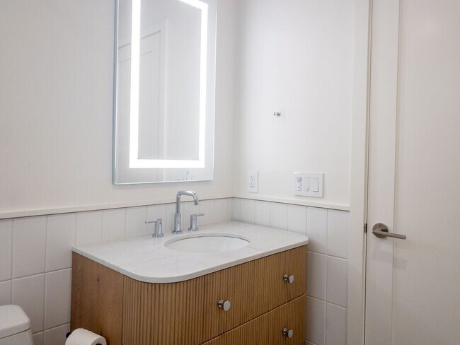 Building Photo - Stunning, Fully Remodeled Jr. 1bd/1ba! Remodeled! Private Deck! Parking! Laundry! PROGRESSIVE!