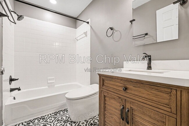 Building Photo - 5290 Bay Pointe Dr