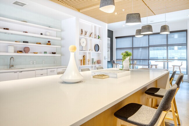 Building Photo - 985 Albion St