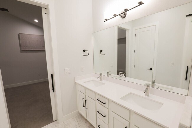 Building Photo - 1309 Cometa St