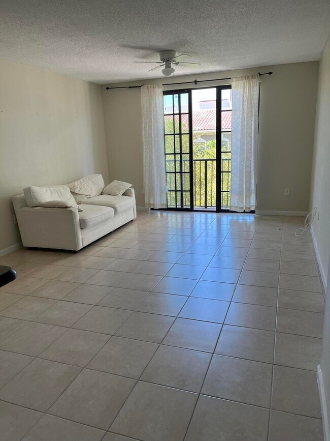 Building Photo - 630 S Sapodilla Ave