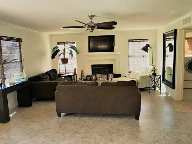 Building Photo - Beautiful 4Bd x 2.5Bath w/ HUGE Backyard &...