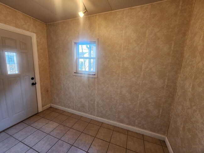 Building Photo - Charming 2 bedroom, 1 bathroom home