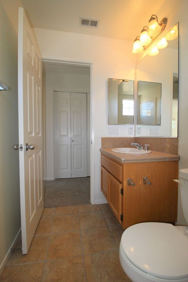 Building Photo - Large Ventura Home with Community Pool