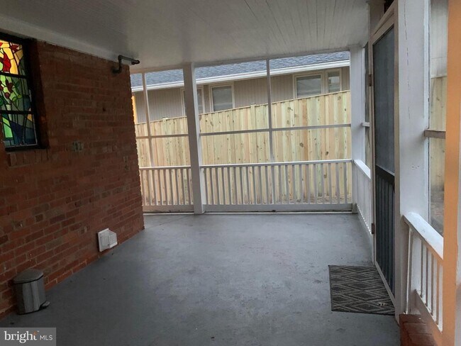 Building Photo - 857 N Jacksonville St