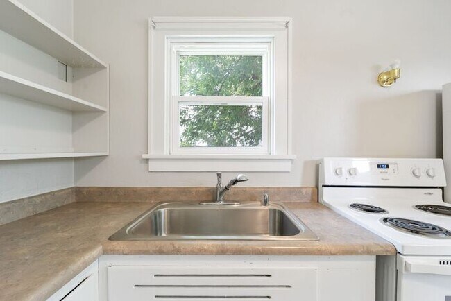 Building Photo - 1021 W 22nd St