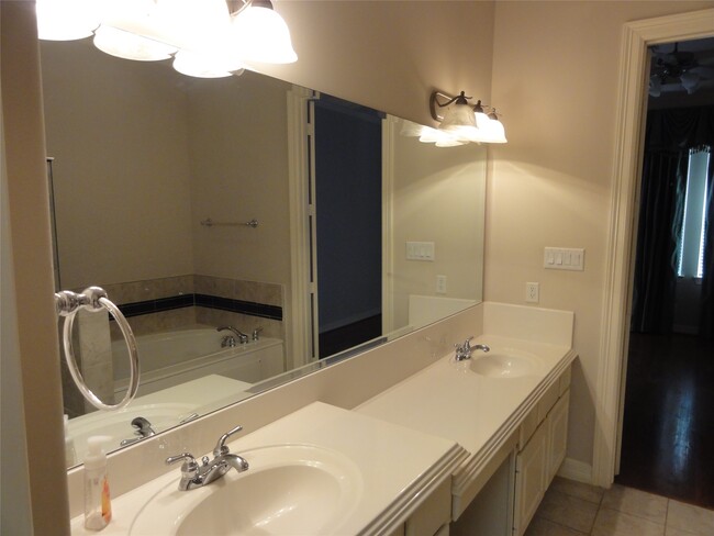 Building Photo - 3211 Holly Crossing Dr