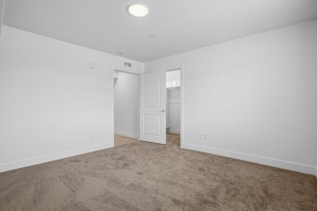 Building Photo - 989 E Ella Ln