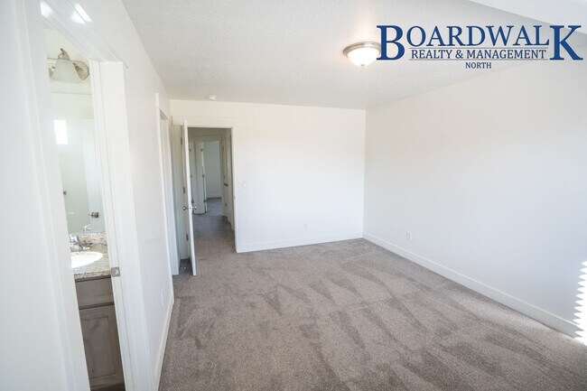 Building Photo - 440 1625 N