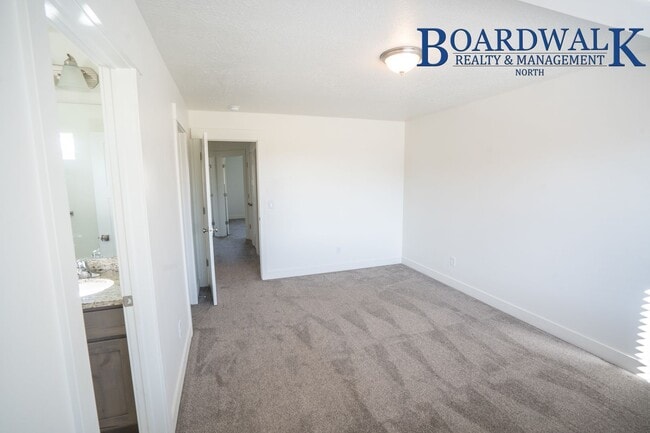 Building Photo - Great 3 Bedroom Townhome with Garage