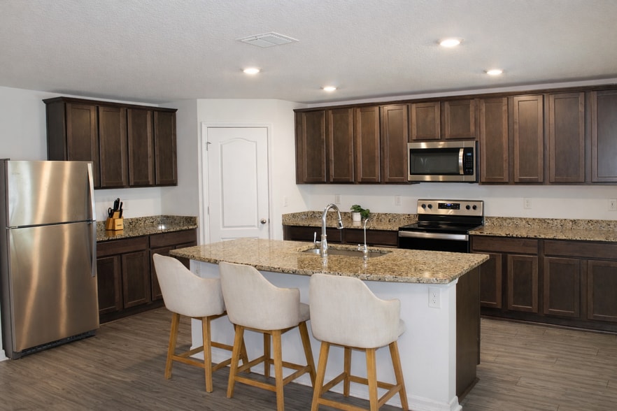 Building Photo - 72 Brewster Ln