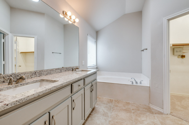 Building Photo - 910 Harwood Ct