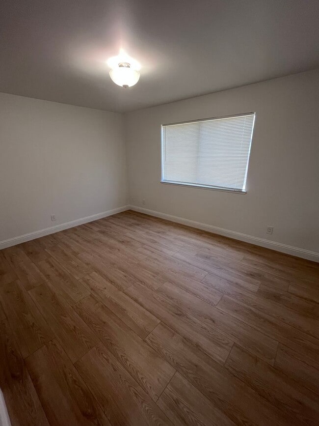 Building Photo - BEAUTIFULLY REMODELED 3 BEDROOM DUPLEX!!