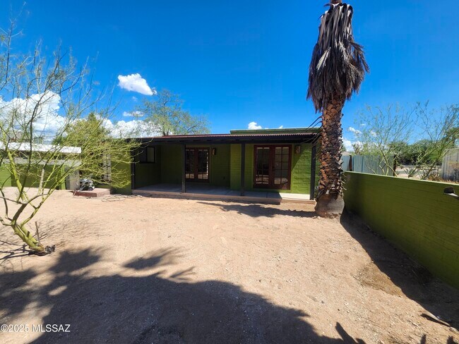 Building Photo - 1325 N Alamo Ave
