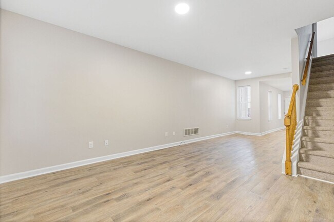 Building Photo - Pet Friendly 2 BR townhouse