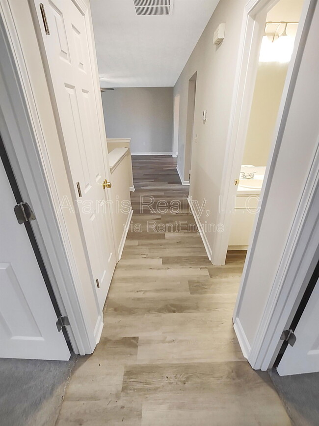 Building Photo - 533 Dove Way