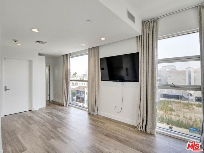 Building Photo - 600 S La Brea Ave