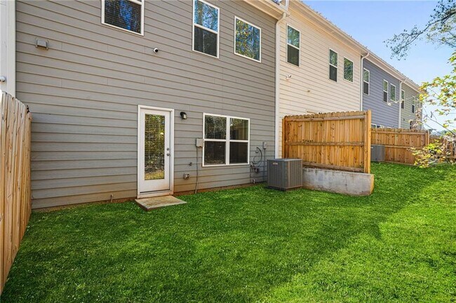 Building Photo - 2070 Ravencliff Dr