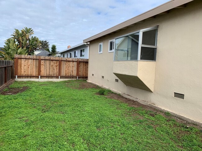 Building Photo - Great 3 Bedroom 1 and 1/2 Bath House in Se...