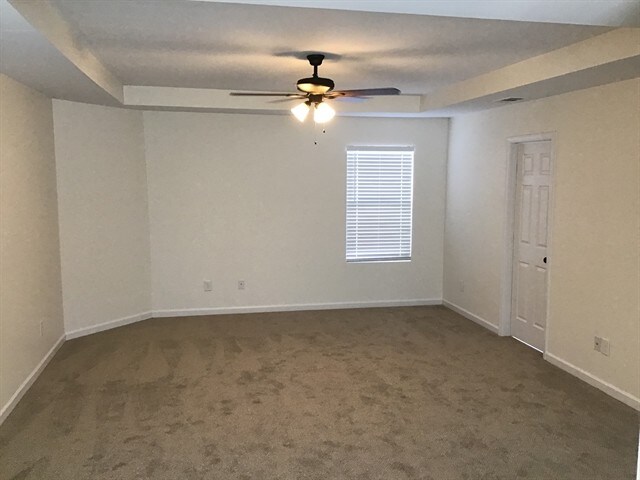 Building Photo - 708 White Oak Dr