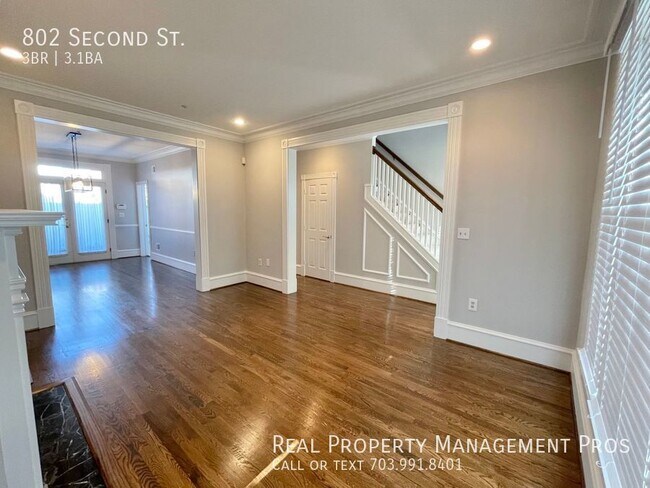 Building Photo - 802 Second St.-