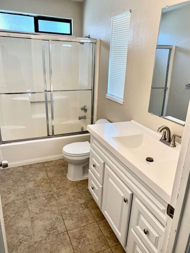 Building Photo - Great 2 bed 2 bath Condo in Hercules -- AV...