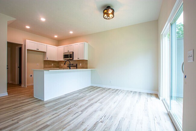 Building Photo - 7118 N 79th Ct